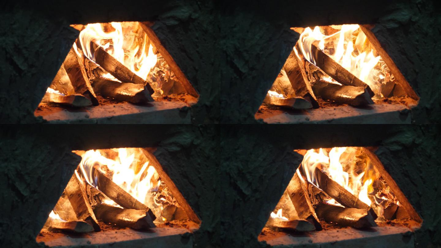柴窑--添柴口的火