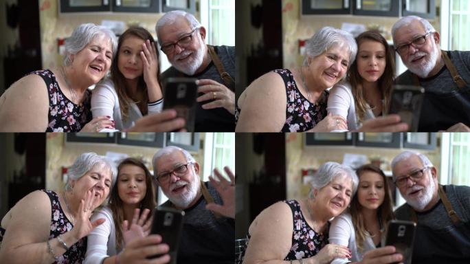 爷爷奶奶和孙女在家视频聊天