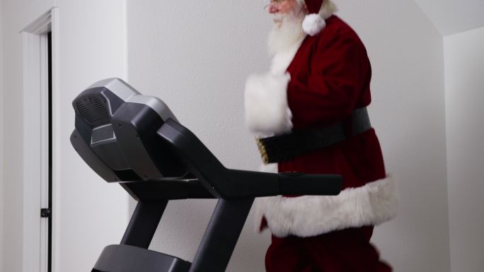 圣诞老人在健身房跑步机上跑步