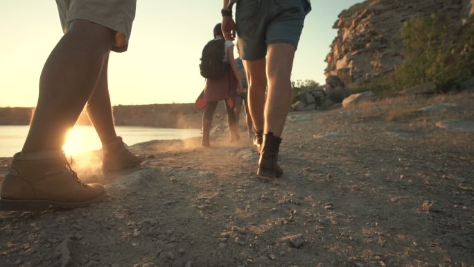 一群朋友在岩石海岸线徒步旅行