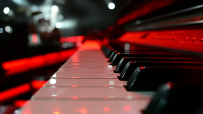 用灯光照亮钢琴乐器