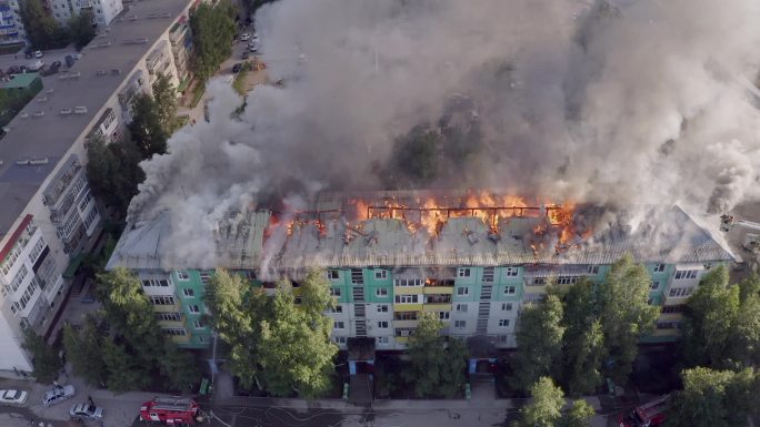 住宅的屋顶着火了。消防队灭火