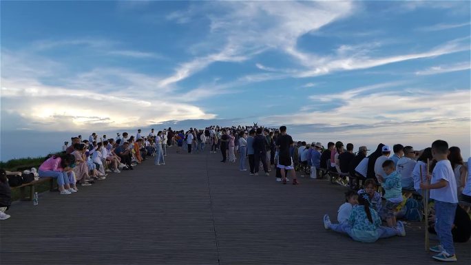 高山景区山顶看日出的人群