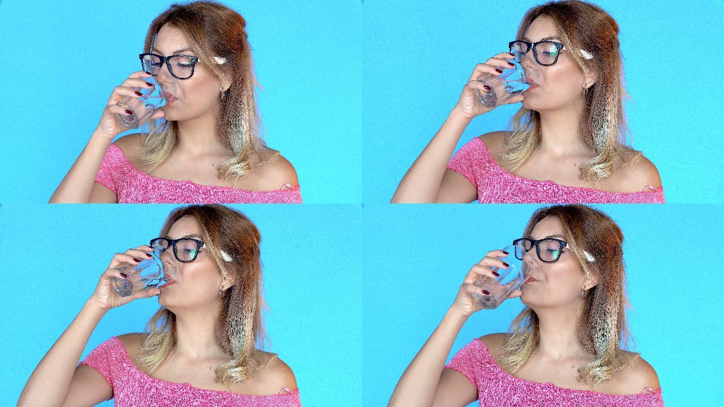 戴眼镜的女孩喝水