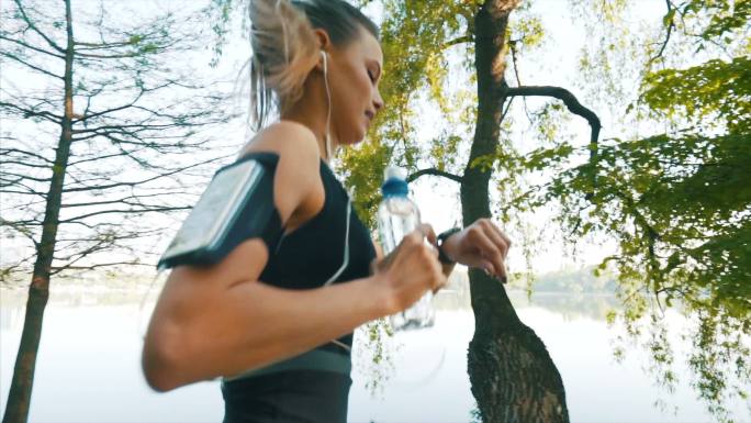 女运动员戴着智能手表跑步