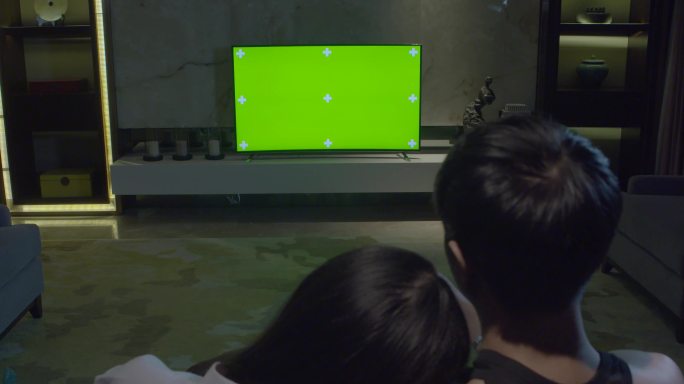 夫妻情侣客厅看电视跟踪绿幕抠像