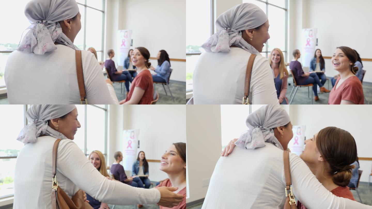 乳腺癌妇女在乳腺癌支持小组会议前受到朋友的欢迎