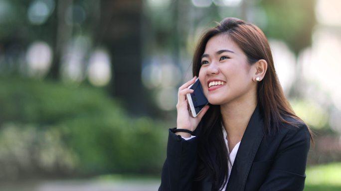 电话里的女人打电话语音通话职场职业女性