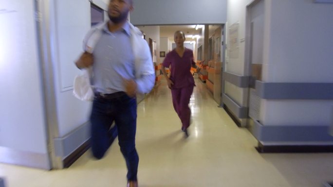 医生在医院走廊里奔跑