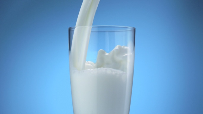 牛奶倒进玻璃杯