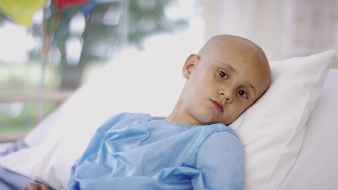 病床上患癌症的小男孩