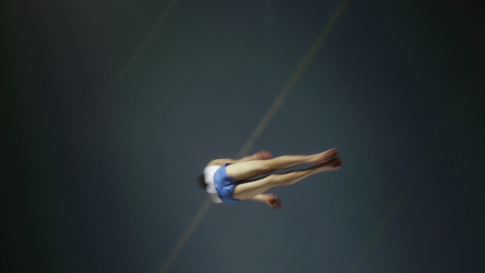 专业体操运动员进行一系列翻滚动作