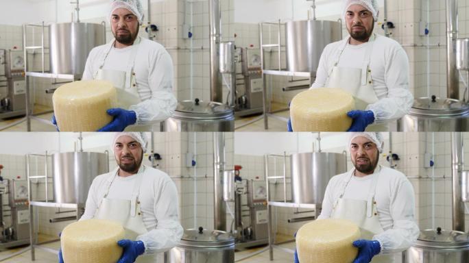 乳酪制造商展示乳酪形状-乳酪工厂
