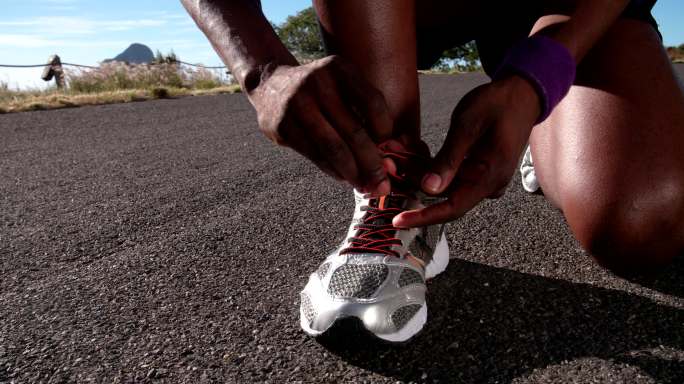 在系鞋带的男人准备跑步鞋类广告