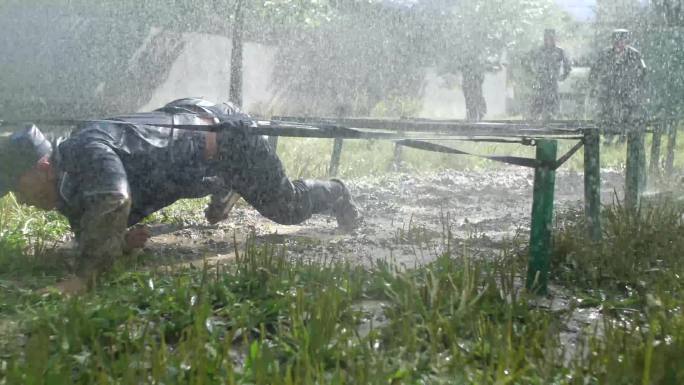 91警察雨中训练警察魔鬼训练趴蝮前