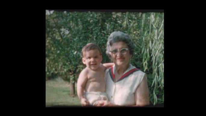 老奶奶抱着小孙子的画像