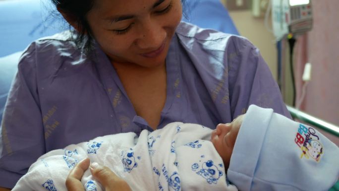 刚出生的婴儿和他的母亲