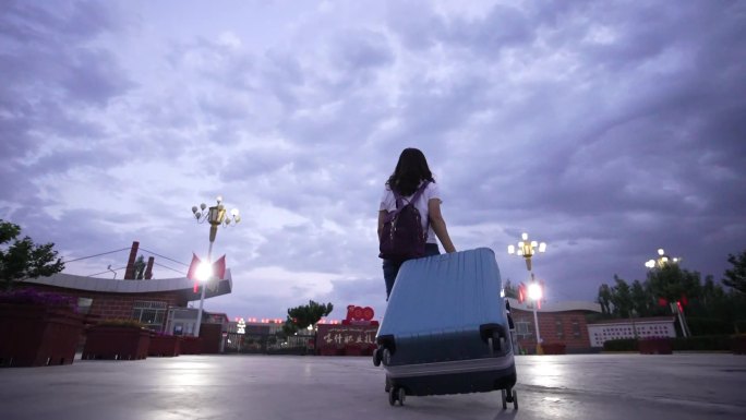 新疆喀什学校女生拉箱子背影入学