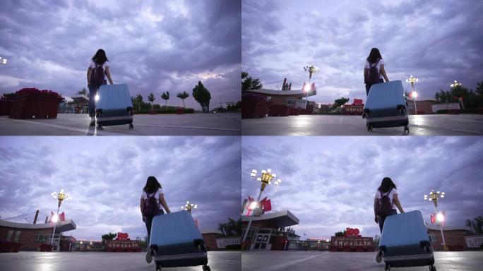 新疆喀什学校女生拉箱子背影入学