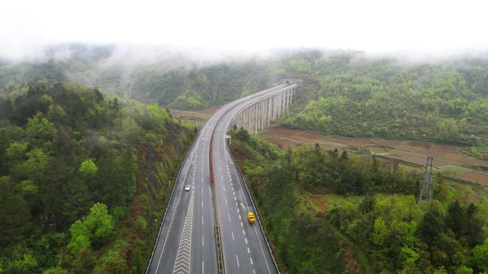 山间云雾和高速公路