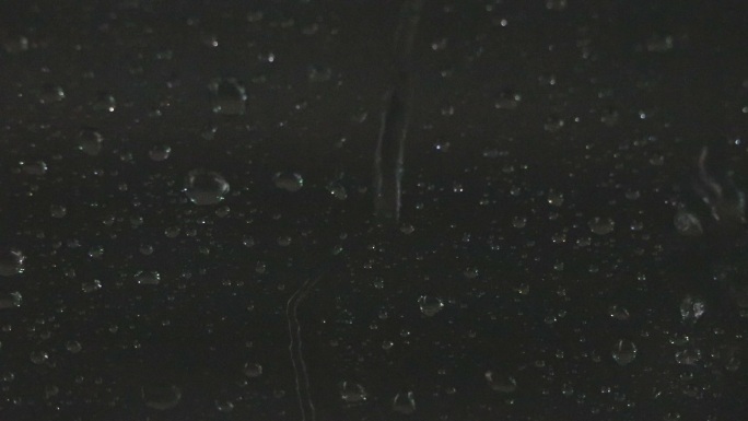夜里雨水从窗户上飘落下来