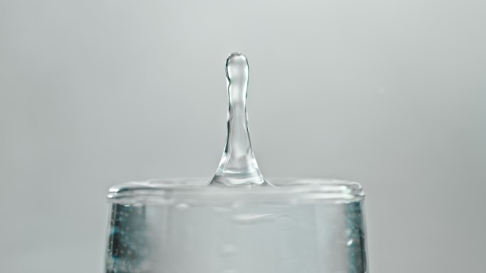 水溅到玻璃杯里升格慢动作矿泉水元素高速摄