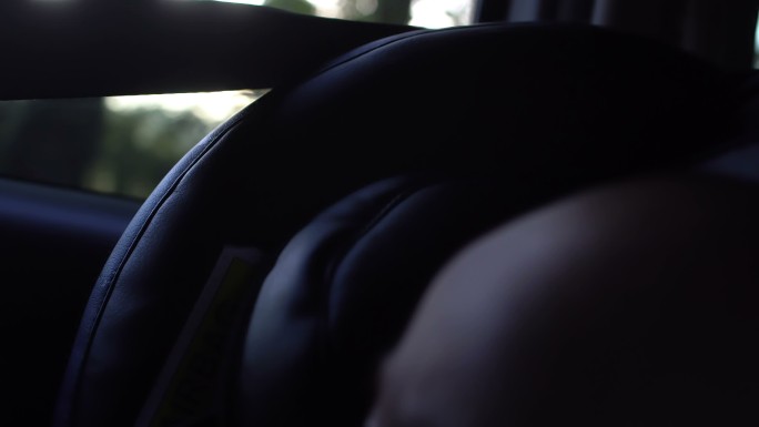 小男孩坐在车里安全观日落