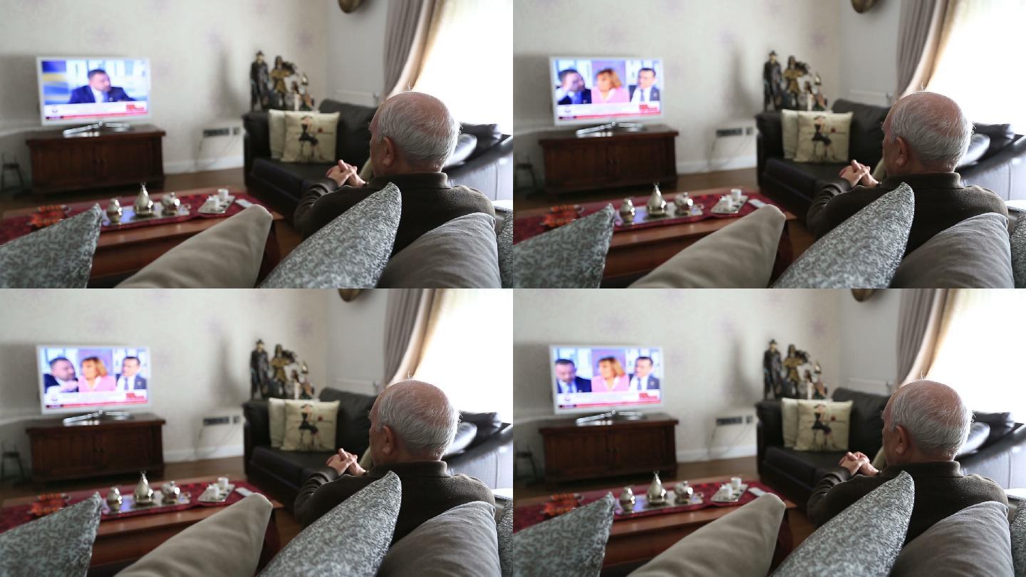 老人在家看电视