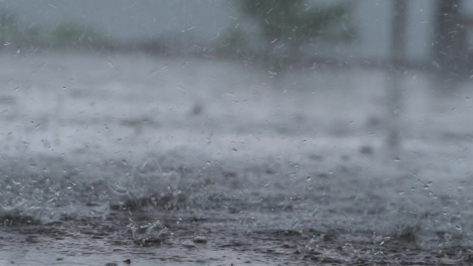 落雨的乡村小屋门前