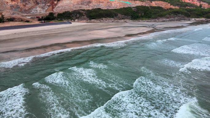 海边的海浪白浪花