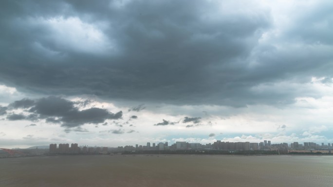 4K延时暴雨来临之前的天空乌云密布钱塘江