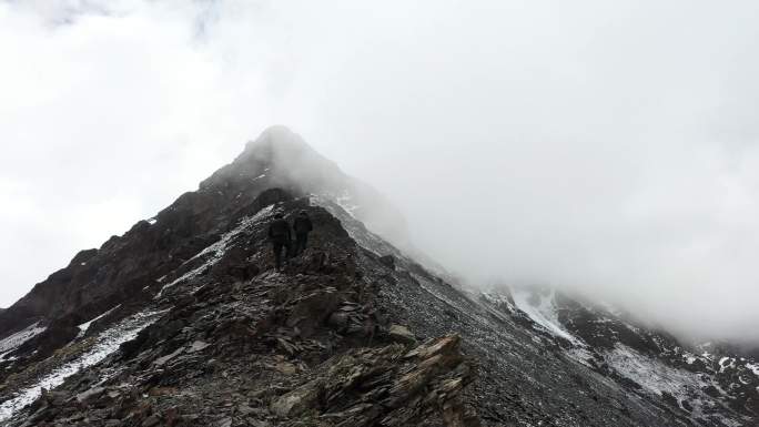 251巡逻巡查山上雪山上山警察