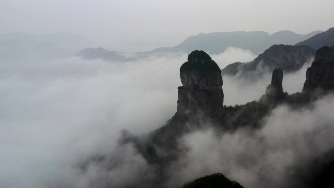 航拍云雾中的仙居饭蒸岩4K