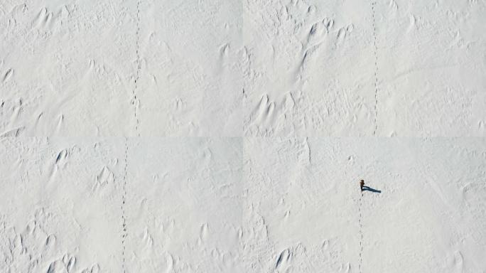 一个男人正在雪地上行走