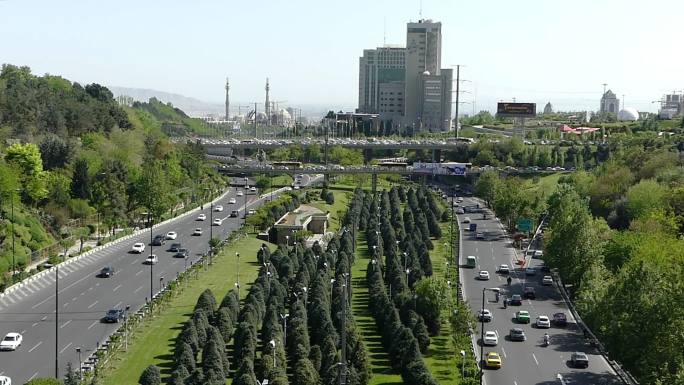 从伊朗德黑兰塔比亚特大桥拍摄的交通录像