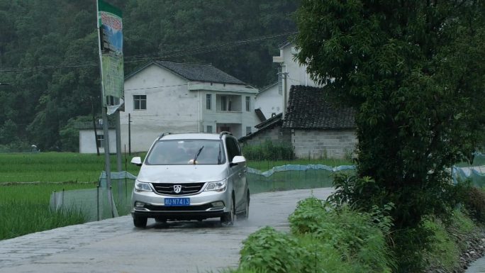 原创乡间小路雨中车子路过