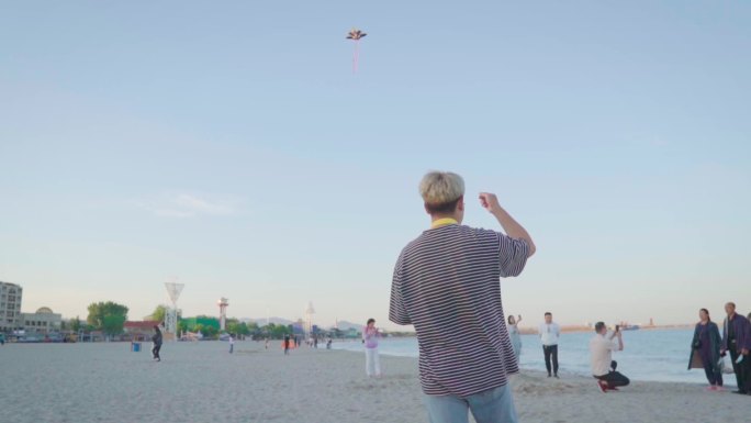 沙滩海边游客放风筝