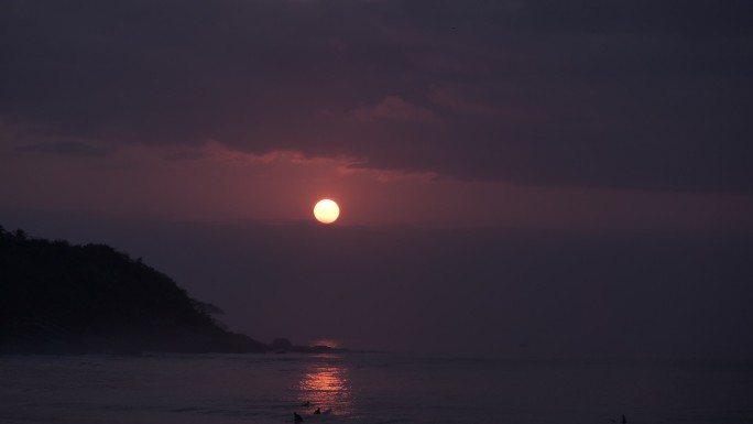 海南日落日出大海浪花晚霞山海相连