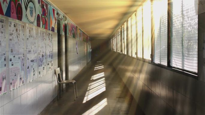 学校空荡荡的走廊