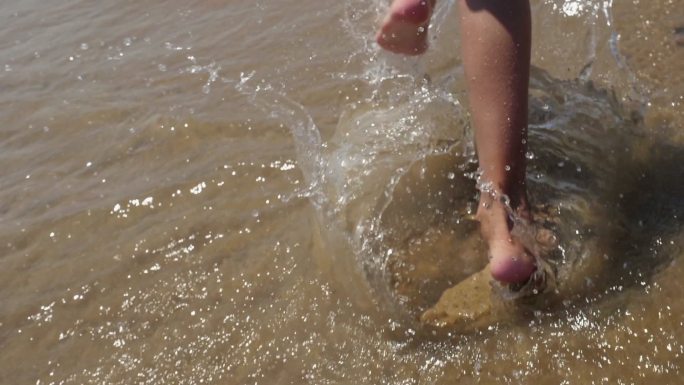光着脚在沙滩上奔跑