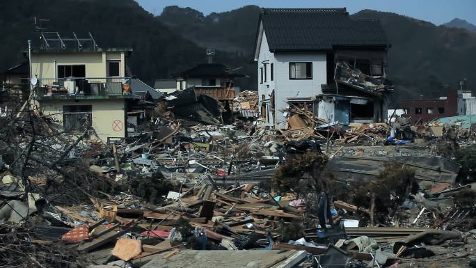 海啸肆虐后的城市，街道上有很多垃圾