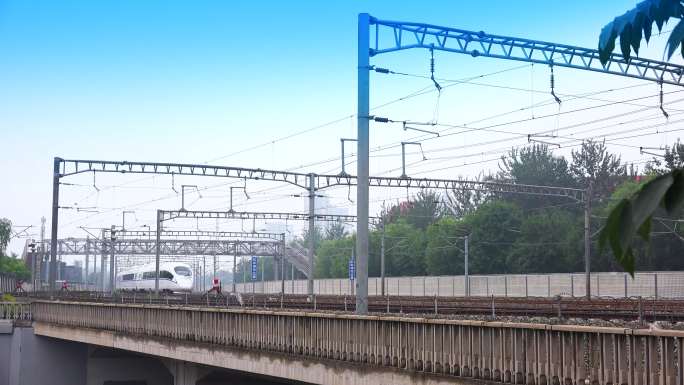 北京南站天桥拍摄进站列车高铁复兴号