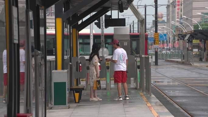 雨后街道人流过马路匆忙人群