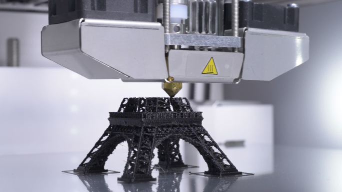 3D打印机工作，打印埃菲尔铁塔模型