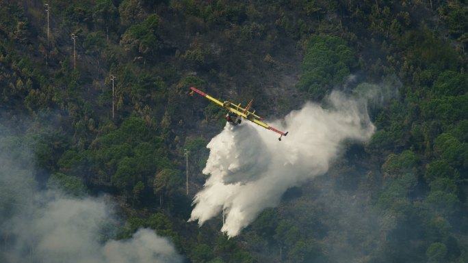 飞机空中洒水救火自然灾害