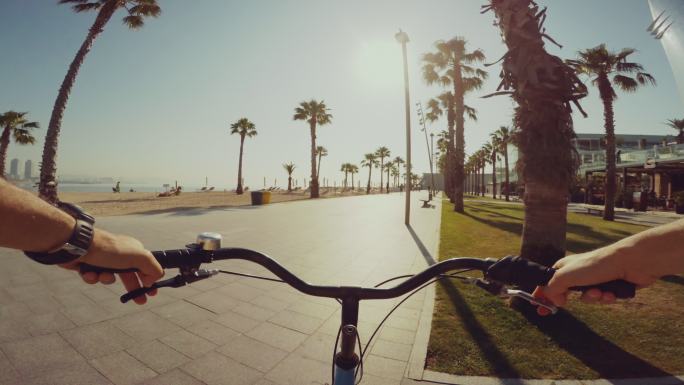 暑假在巴塞洛内塔海滩骑自行车