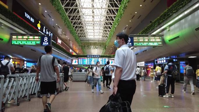 高速摄影120帧北京西站候车室乘客慢动作
