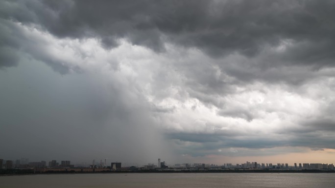 4K延时摄影杭州钱塘江上暴雨来袭天空乌云