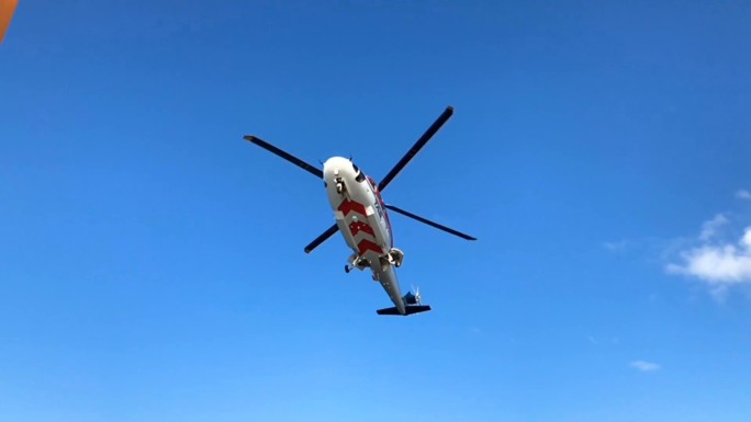 直升机慢动作降落在油气平台直升机甲板上