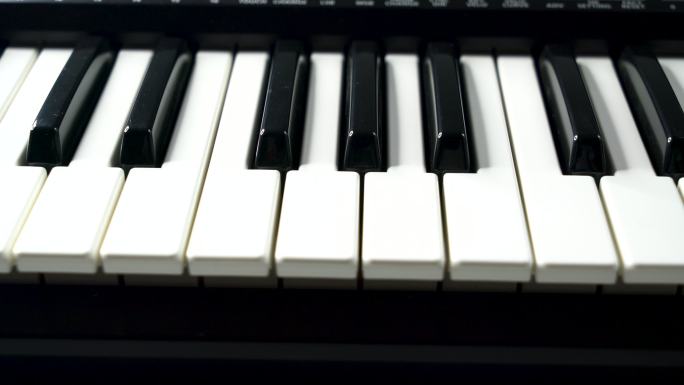 钢琴键的推拉镜头